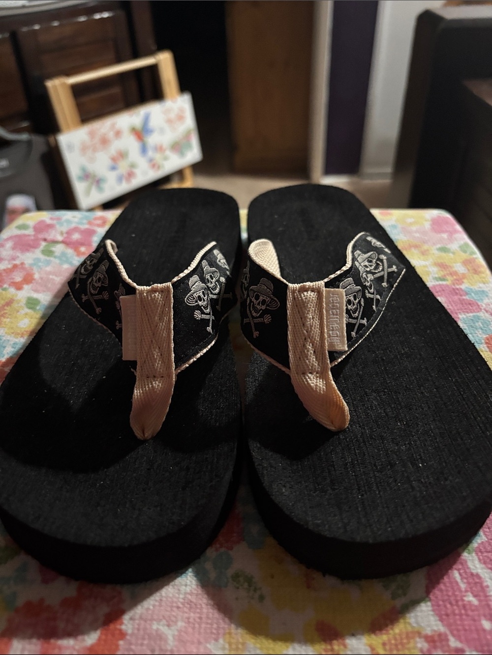 Black & Beige Women's Skull-Print Flip Flop Sandals